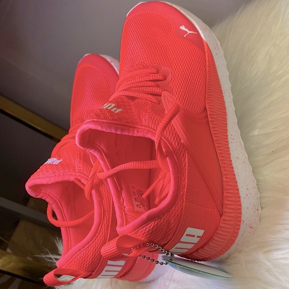 puma neon pink shoes